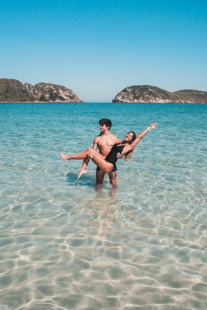 Casal viajando em praia tropical